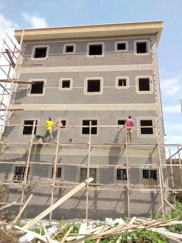 Finition murale en granulés décoratifs au Cameroun